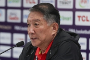 宫鲁鸣：我们的内线高度是很大的优势 会考虑不同的双塔组合