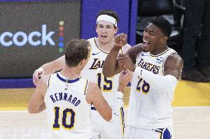 里夫斯：本场的关键是我们五个人一起防守 所有人像绳子似的联动