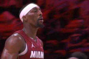 阿德巴约再造犯规+快攻暴扣 两节半52分！！