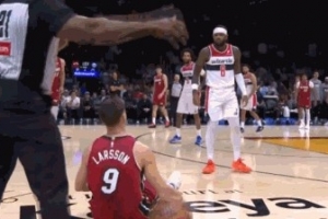 给打急眼了？哈迪直接推倒拉松 阿德巴约与其口角