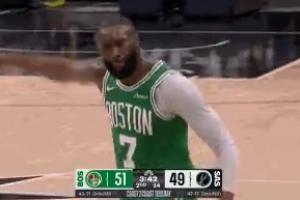 被卡斯尔推出界！杰伦·布朗不满判罚抱怨吃T 追着裁判喷被驱逐