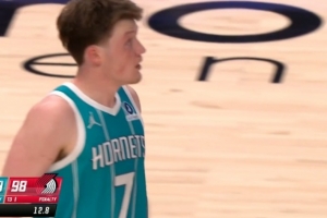 防守建功！克尼佩尔篮下站定 造成格兰特进攻犯规