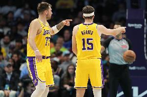 打铁大战！首节湖人全队25投7中拿16分 森林狼投篮23中8得21分