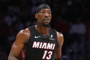 解说：媒体、球迷、队友都无比希望阿德巴约破纪录 那他就必须破