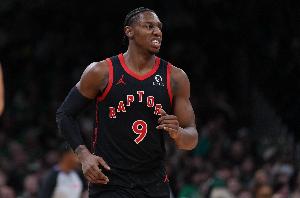 时间刚刚好！巴雷特持球单打连续晃动 撤步中投压哨命中