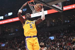 今天得靠我！艾顿上半场9中6得到12分11板1助 包括5进攻板