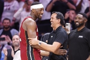 致敬科比时也请尊重阿德巴约~美媒：科比也是打弱队&有刷数据嫌疑