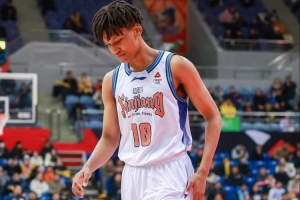 小伙子打上首发了！冯傲出战23分钟 拿到11分3板1助1断