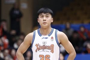 小伙打得不错！新疆小将葛浩然替补6中3拿到8分 三分5中2&有2抢断