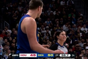 多少有点离谱！约基奇后场大回环要造投篮犯规 裁判只给普通犯规