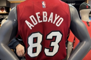 83号定制球衣！为纪念阿德巴约生涯之夜 热火商店推出定制版球衣