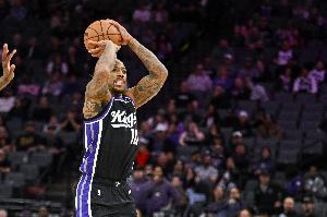 这才是你的水平！德罗赞半场14中10砍下22分3助 撑起全队进攻