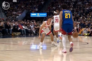 追着打！贾马尔·穆雷弧顶单挑谢泼德 扬手三分一箭穿心