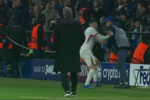 太阳报：内托推搡球童没染黄，但欧足联可能介入处罚