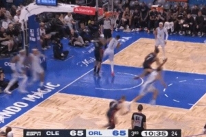 凌波微步！哈登持球强攻再度单打班凯罗得手 回防还和贝恩相撞