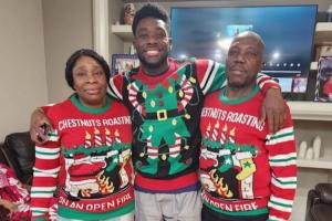 伤退后掩面哭泣！图片报：阿方索1年内4度受伤，赛后得到父母安慰