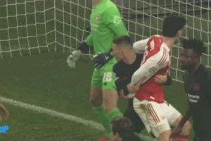 有点严！哈弗茨与格里马尔多角球中有身体接触，各染一黄