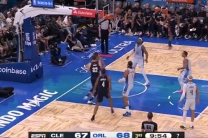 动起来打！莫布里持球强突班凯罗后仰跳投得分