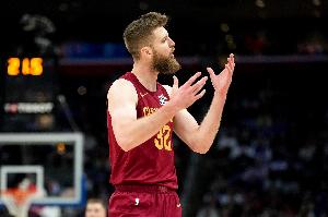 进攻端毫无贡献！迪恩·韦德2中0未得分 仅拿到5分1帽