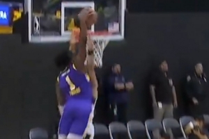 身体素质没得说！湖人新秀阿杜·蒂耶罗在发展联盟上演炸裂隔扣