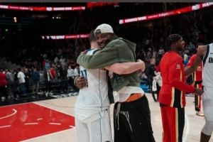 勇士出品！库明加晒与克莱拥抱照：我的兄弟