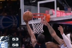 节奏大师！哈登突破小停顿+欧洲步定住防守轻松上篮得分