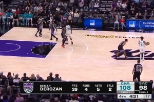 接着上分！德罗赞单打迪亚巴特强突左手上篮 已砍赛季新高39分