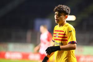 18岁上演巴萨一线队首秀！每体：埃斯帕特来自拉玛西亚，曾踢中场