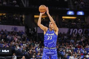 持续输出！席尔瓦双撤步三分命中 帮助魔术占据主动