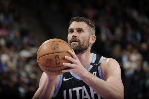 不演了？爵士前场抢断&乐福三分再中 帮助球队领先18分轰停尼克斯