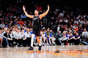 无解进攻！布克半场13中8高效砍22分4板3助 首节独得15分