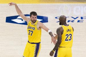 雷迪克：詹姆斯一直是球队第一选择 三核同场会缩减他的持球时间