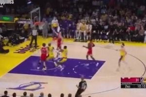 这有点过分了！吉迪快下接球面对空篮竟然上飞