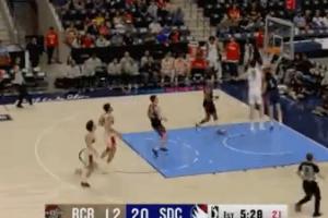 就这么打！杨瀚森积极拼命回防 追身钉板血帽挽救队友失误