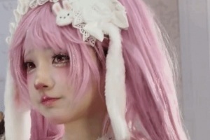 给胸化妆？百万粉丝Coser翻车 租借Cos服污损报废 业内称是惯犯