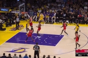 运转流畅！詹姆斯分球后掩护顺下 接球冲击篮筐造成杀伤
