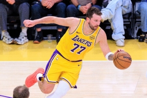 解说：湖人轮换合计5分让东契奇负重训练 雷迪克聪明智商又占高地