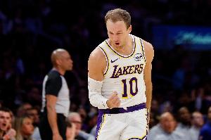 雷迪克：肯纳德0.5秒做决策的能力让人印象深刻 他也不是防守漏洞