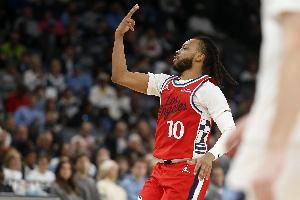 队记：明天快船迎战公牛 加兰因左脚趾伤病管理缺阵