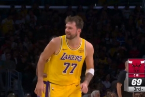 百步穿杨！詹姆斯再送助攻 东契奇加长三分率队领先18分轰停公牛