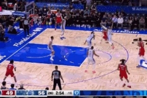 隆多招牌！特雷·杨突破背后拉球骗过所有防守上空篮得分