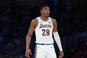 效率可以！八村塁半场7中5拿到12分 三分3中2