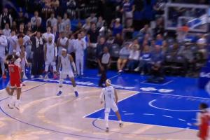 一个人超神！库利巴利打板三分绝平 最后2分钟一个人独得13分！