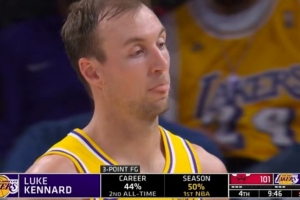 开张！肯纳德三分命中个人本场首球 前5投0中