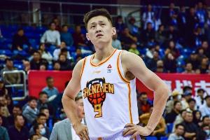 关键三分尽力了！周鹏6中3拿到7分2助攻 最后时刻犯满离场