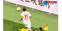 比赛第70分钟，费利佩拿球扔边裁，被马宁出示黄牌