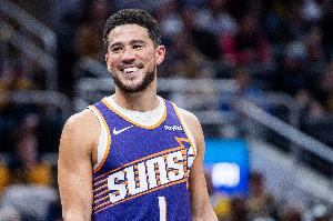 时间刚刚好！布克持球单打 连续晃动后干拔中投压哨命中