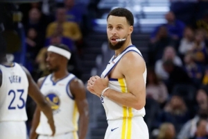 库里，38岁，“玩篮球”