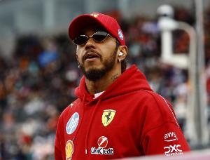 汉密尔顿：中国车迷实在太棒了，每次来这里都能感受到大家的热情