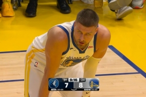 高炮台！波尔津吉斯弧顶接球 超远三分洞穿篮心